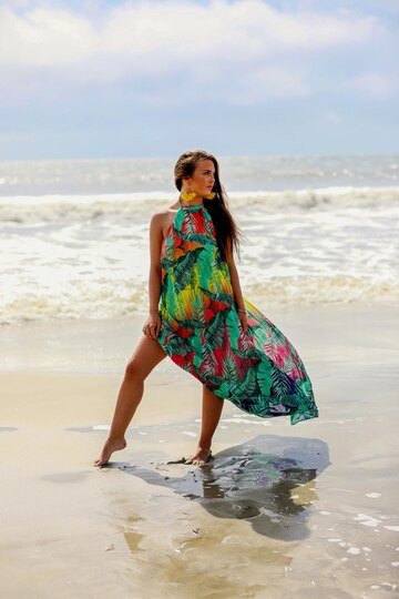 femme detournant regard alors qu elle se tient plage contre ciel 1048944 13276265